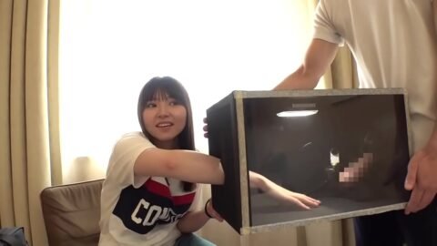 Let the beautiful girl catch the lucky box.